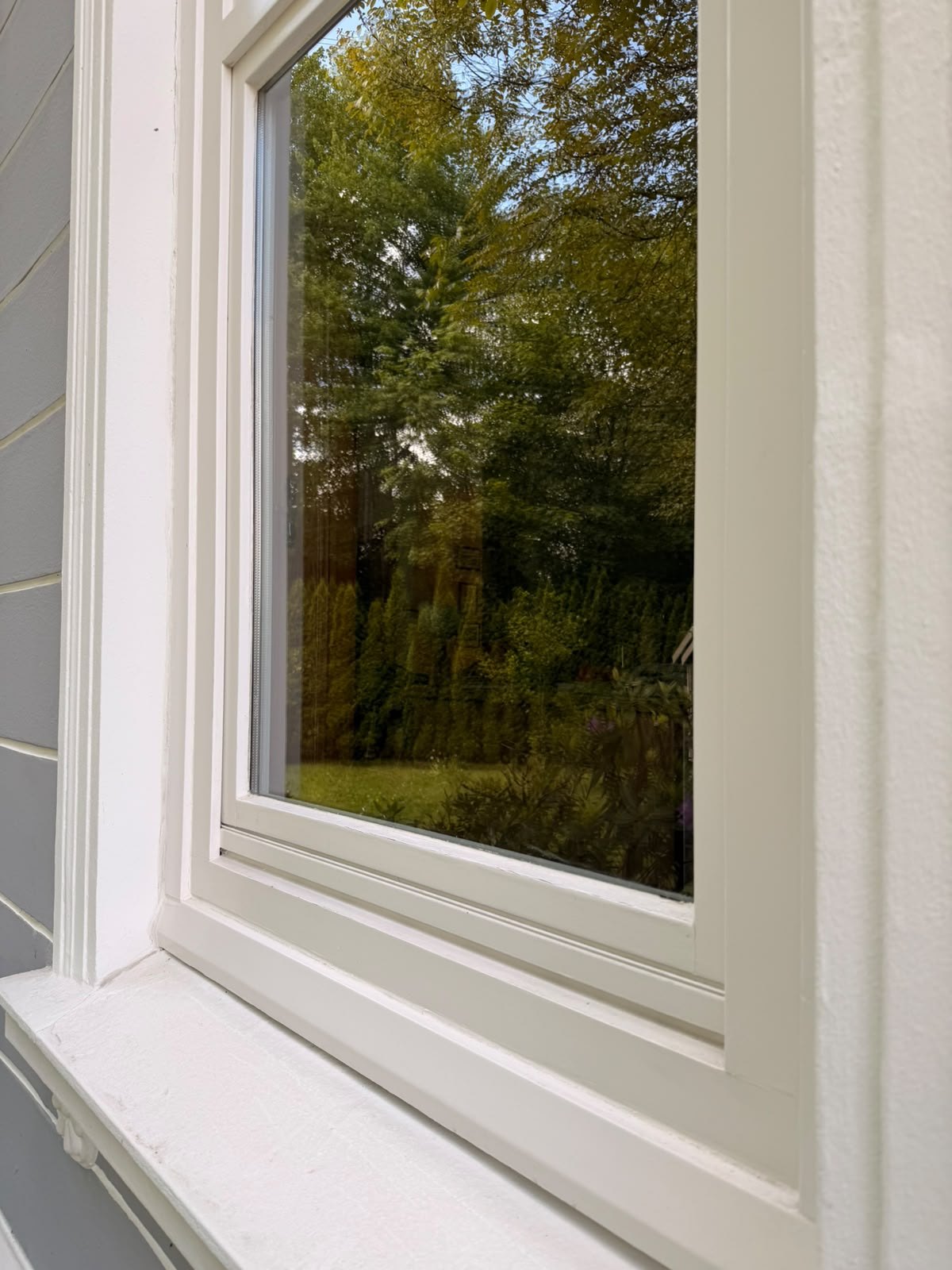 Fensterrahmen und Fensterbank nach der Reinigung in Hamburg